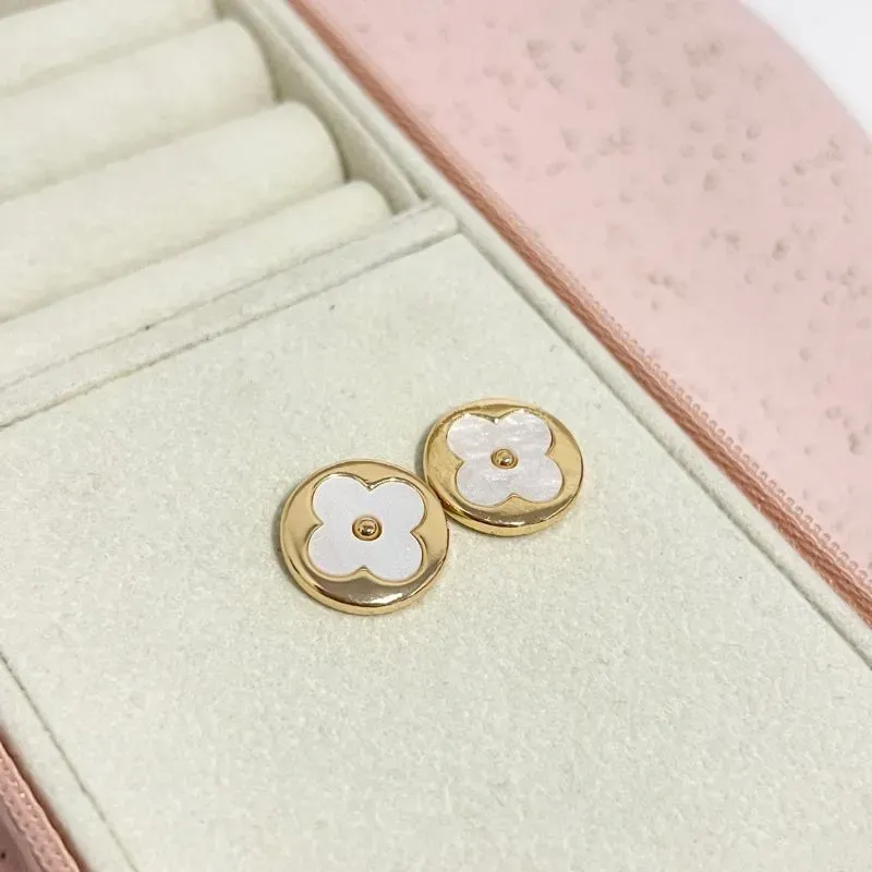 BRINCO BOTÃO COM TREVO EM MADRE PÉROLA BRINCO BOTÃO COM TREVO EM MADRE PÉROLA