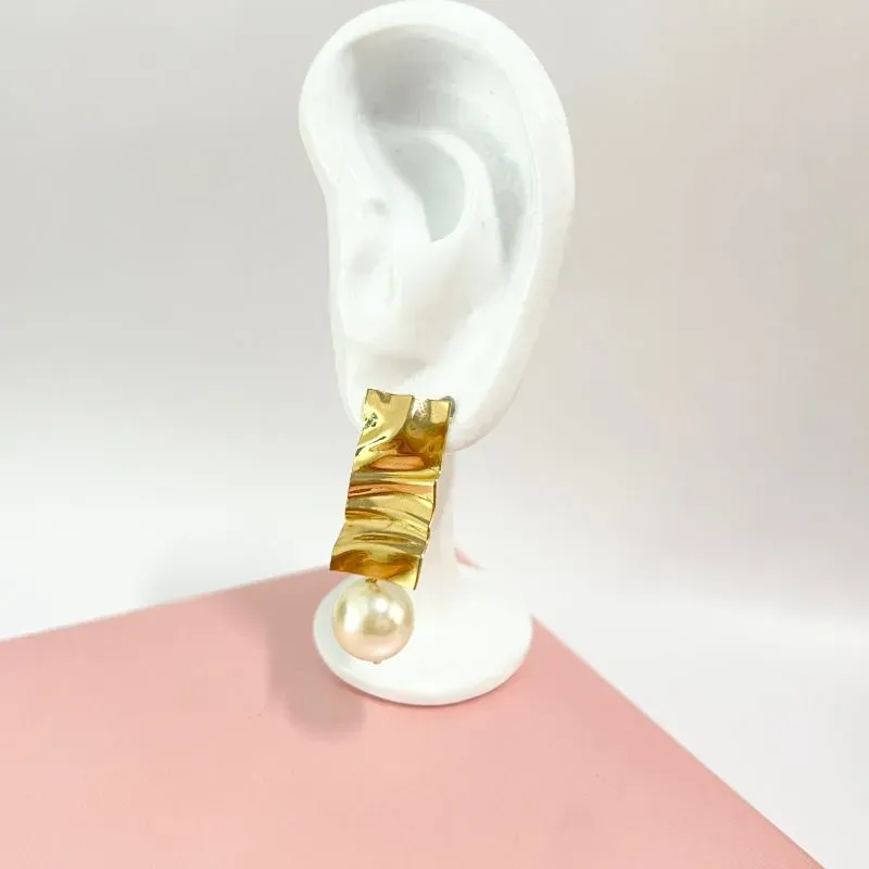 BRINCO CHAPA RETÂNGULO COM PÉROLA NA PONTA BRINCO CHAPA RETÂNGULO COM PÉROLA NA PONTA