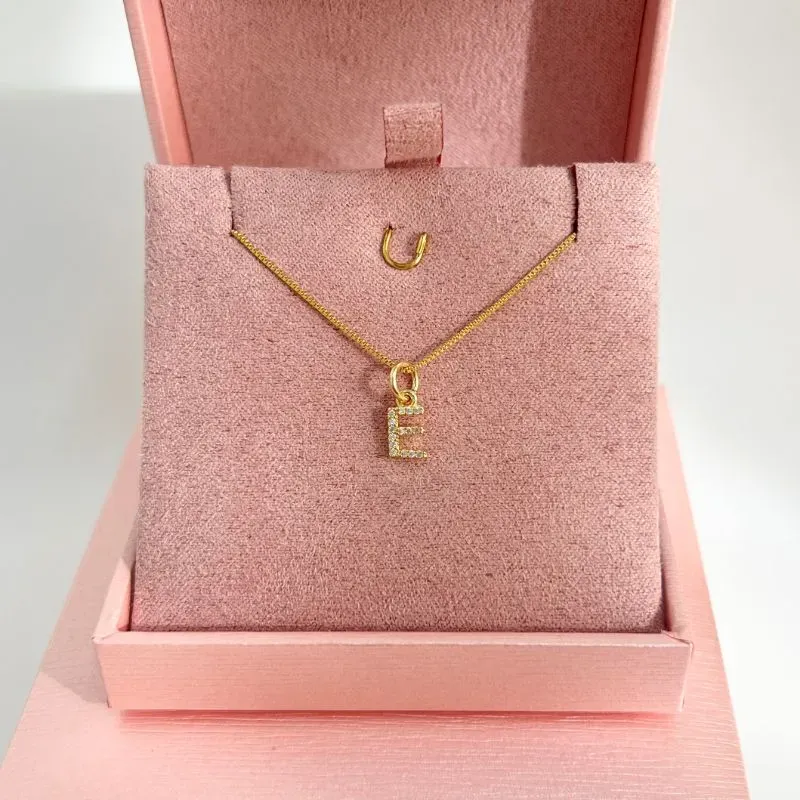 COLAR MINI LETRA CRAVEJADA - E COLAR MINI LETRA CRAVEJADA - E