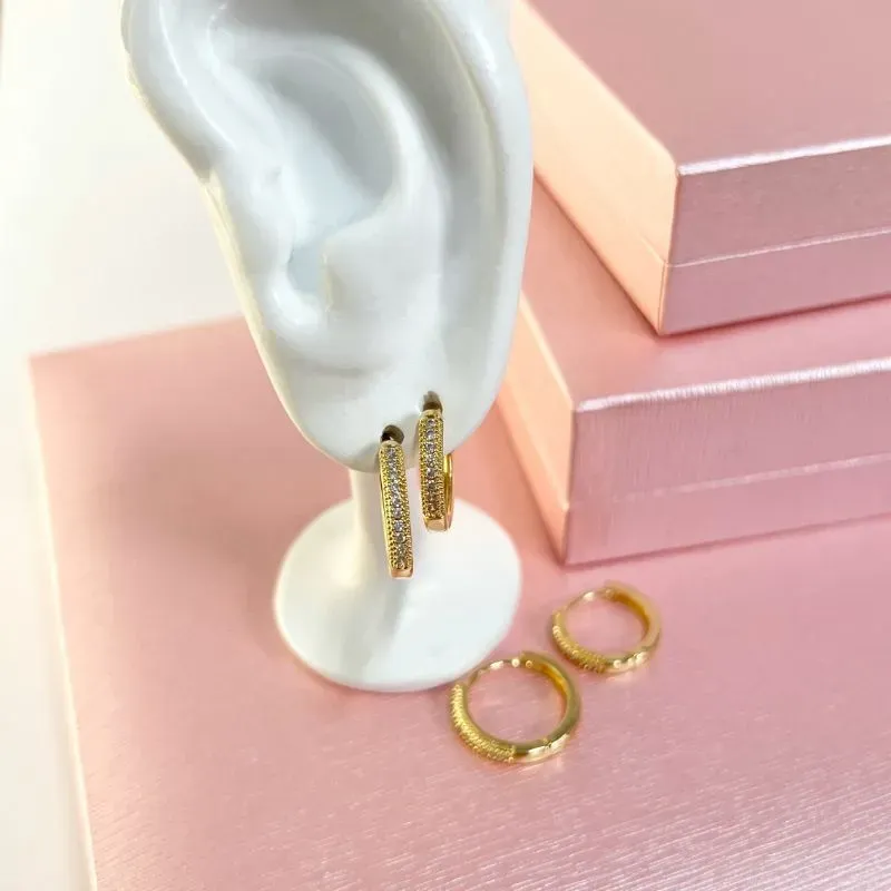 DUPLA ARGOLAS FINAS CRAVEJADAS COM DETALHES NAS LATERAIS DUPLA ARGOLAS FINAS CRAVEJADAS COM DETALHES NAS LATERAIS