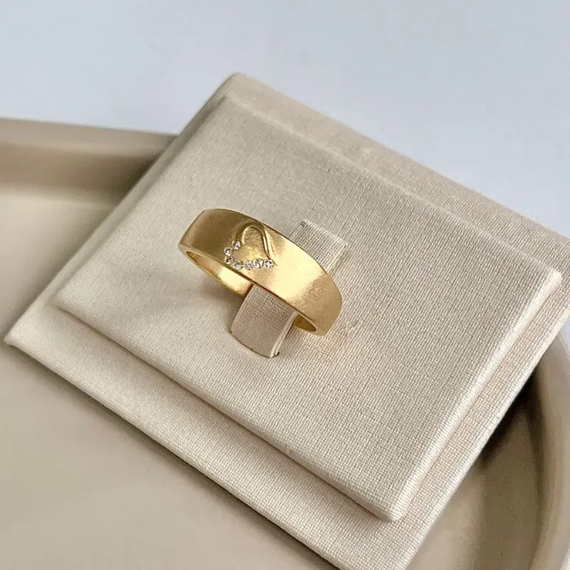 ANEL FOSCO COM MEIO CORAÇÃO DE PEDRINHAS ANEL FOSCO COM MEIO CORAÇÃO DE PEDRINHAS