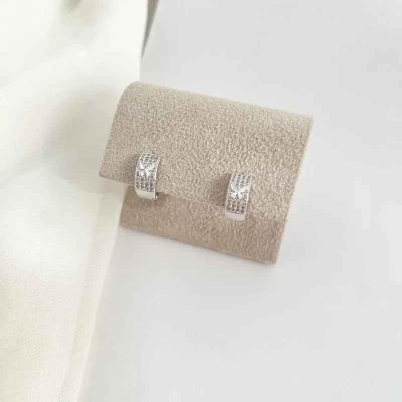 BRINCO ARGOLA ARTICULADA CRAVEJADA COM BORBOLETA BRINCO ARGOLA ARTICULADA CRAVEJADA COM BORBOLETA