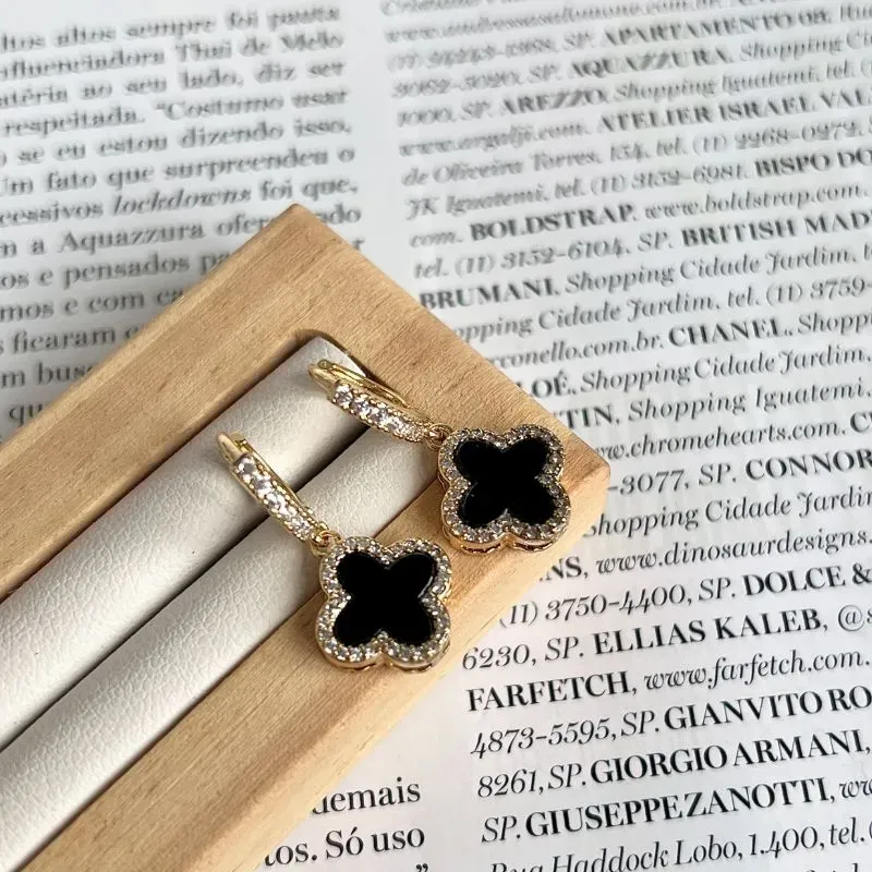 BRINCO ARGOLA CRAVEJADA TREVO PRETO BRINCO ARGOLA CRAVEJADA TREVO PRETO