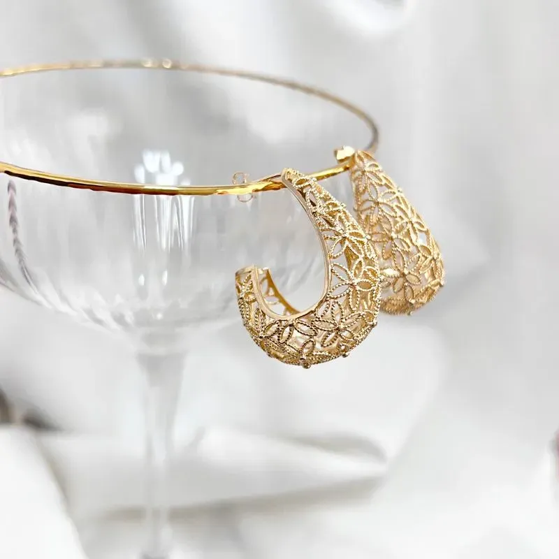 BRINCO ARGOLA GOTA VAZADA EM FLORES BRINCO ARGOLA GOTA VAZADA EM FLORES