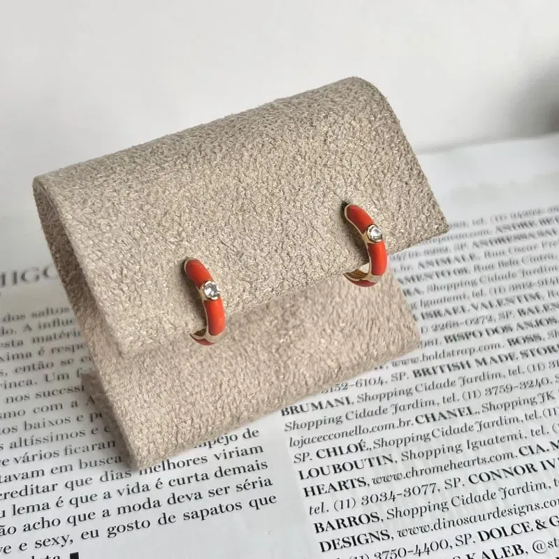 BRINCO ARGOLA PEQUENA RESINADA COM PONTO DE LUZ BRINCO ARGOLA PEQUENA RESINADA COM PONTO DE LUZ