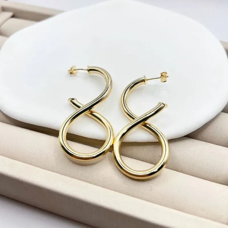 BRINCO ARGOLA TUBO EM FORMATO DE INFINITO BRINCO ARGOLA TUBO EM FORMATO DE INFINITO