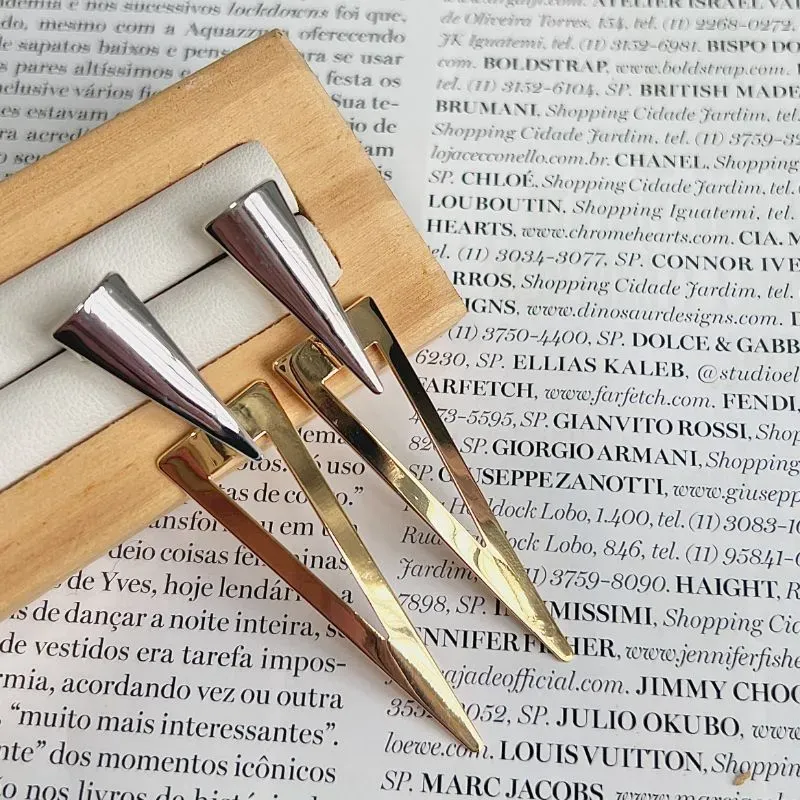 BRINCO LONGO EM TRIÂNGULO DUO BRINCO LONGO EM TRIÂNGULO DUO