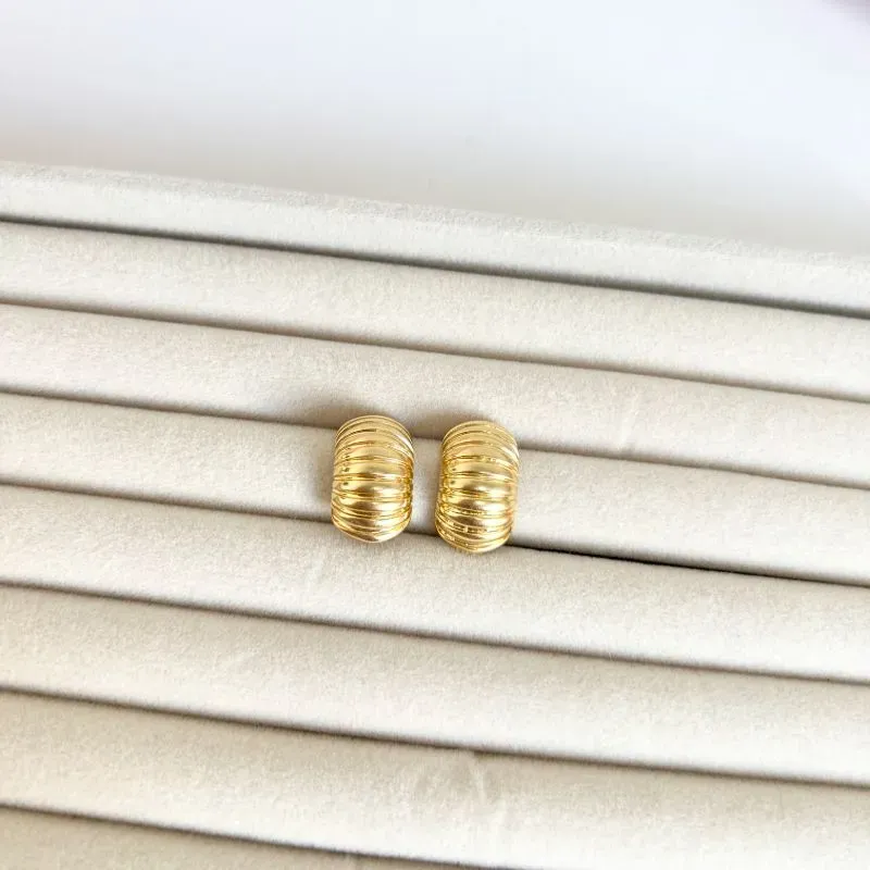 BRINCO MEIA ARGOLA LISTRAS HORIZONTAIS BRINCO MEIA ARGOLA LISTRAS HORIZONTAIS