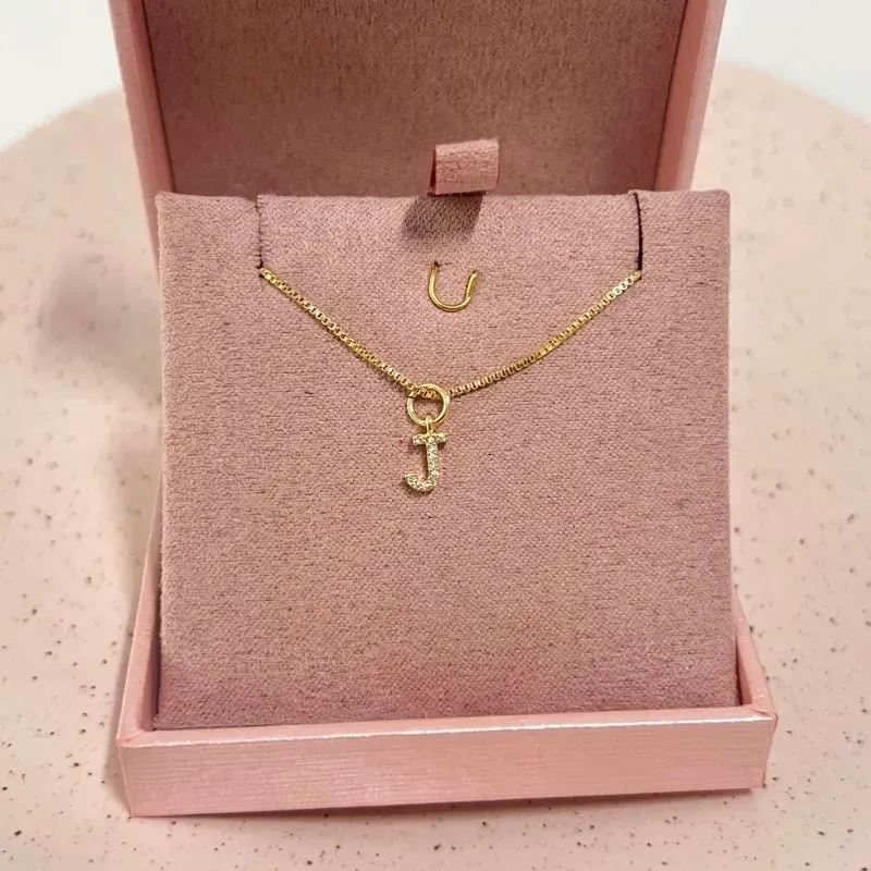 COLAR MINI LETRA CRAVEJADA - J COLAR MINI LETRA CRAVEJADA - J