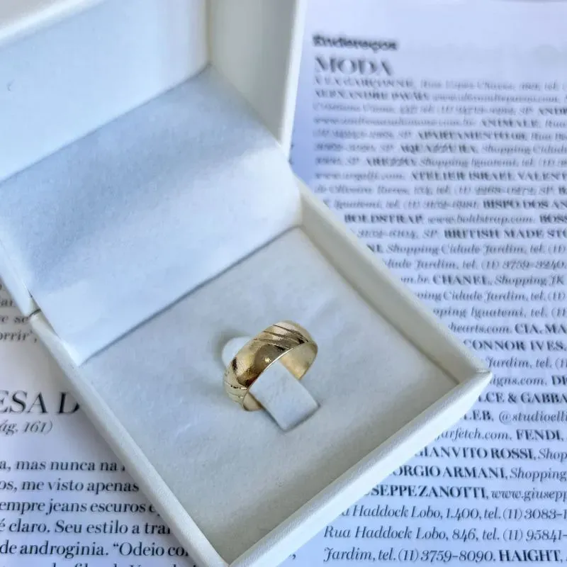 ANEL ALIANÇA COM DETALHE DE 3 FRISOS GRANITADOS ANEL ALIANÇA COM DETALHE DE 3 FRISOS GRANITADOS