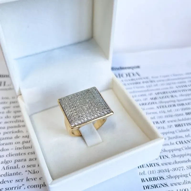 ANEL QUADRADO CRAVEJADO COM MICRO ZIRCONIAS ANEL QUADRADO CRAVEJADO COM MICRO ZIRCONIAS