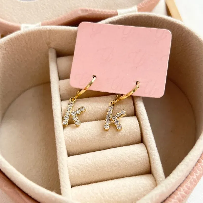 BRINCO ARGOLA DE CLICK LETRAS STRASS - K BRINCO ARGOLA DE CLICK LETRAS STRASS - K