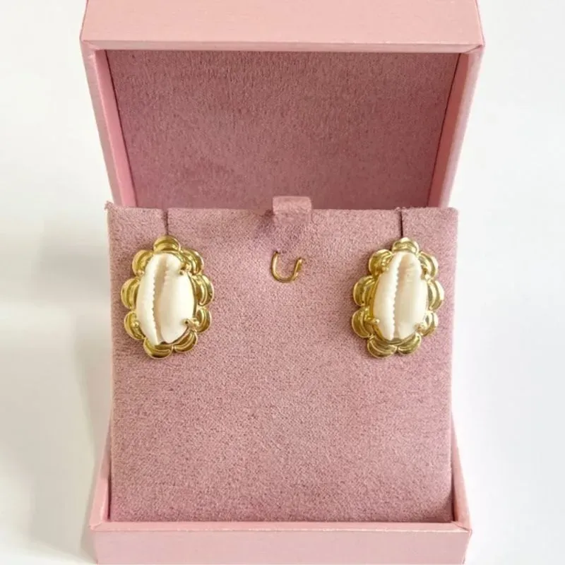 BRINCO BÚZIO ACRÍLICO ACABAMENTO EM NUVEM BRINCO BÚZIO ACRÍLICO ACABAMENTO EM NUVEM