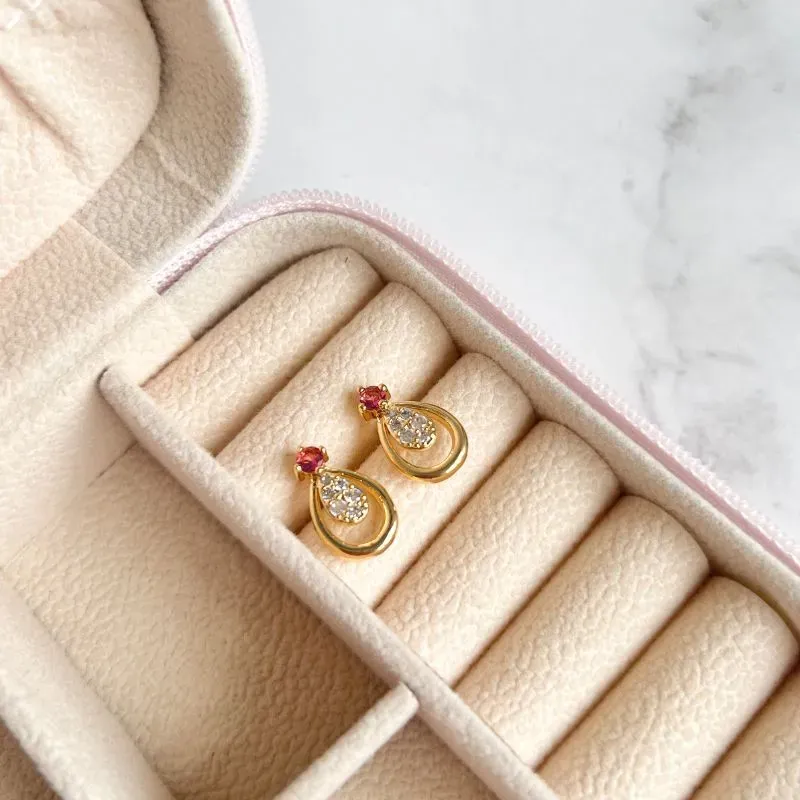 BRINCO PONTO DE LUZ VERMELHA E GOTA CRAVEJADA BRINCO PONTO DE LUZ VERMELHA E GOTA CRAVEJADA