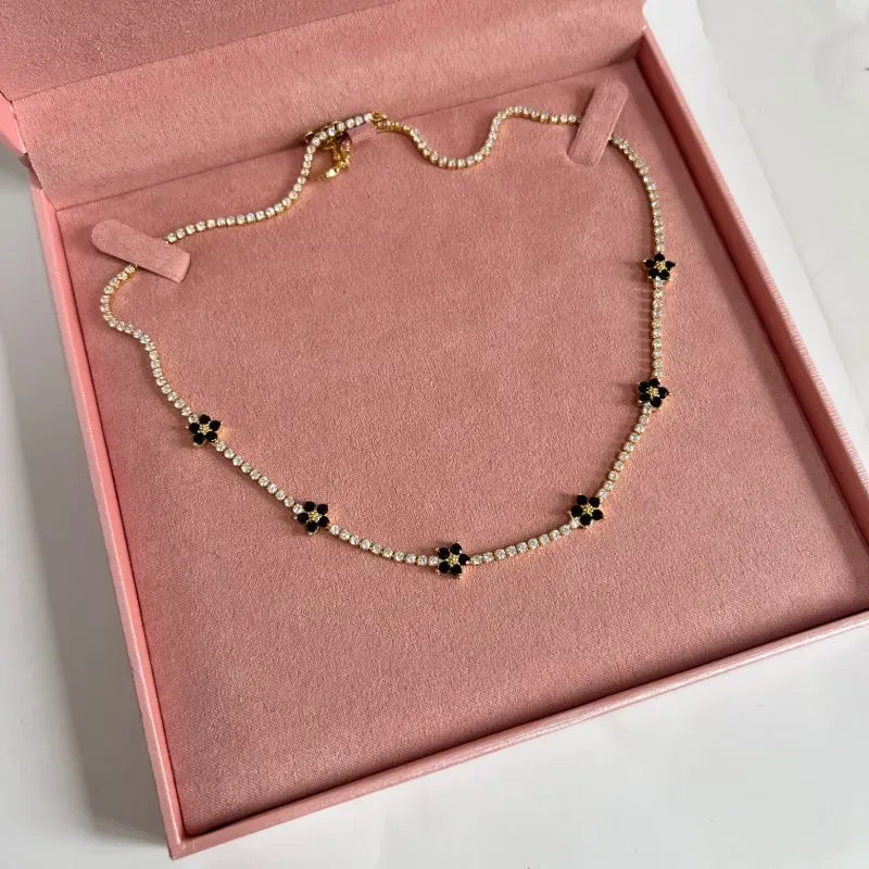 COLAR CHOKER RIVIERA COM FLORES PRETAS 45CM + 5CM EXTENSOR COLAR CHOKER RIVIERA COM FLORES PRETAS 45CM + 5CM EXTENSOR