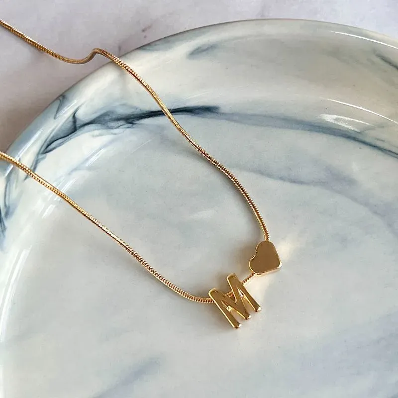 COLAR COM LETRA E CORAÇÃO - M COLAR COM LETRA E CORAÇÃO - M