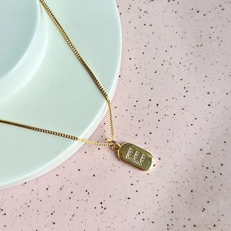 COLAR LETRA PLACA CRAVEJADA - E COLAR LETRA PLACA CRAVEJADA - E