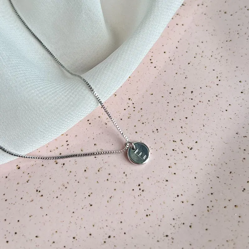 COLAR MINI MEDALHA DE LETRA - E COLAR MINI MEDALHA DE LETRA - E