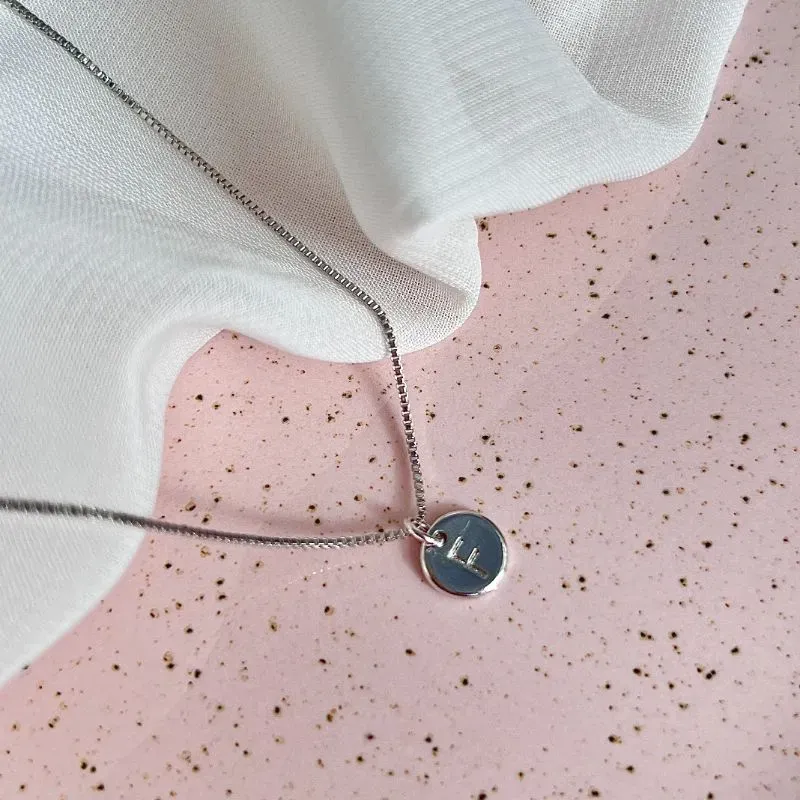 COLAR MINI MEDALHA DE LETRA - F COLAR MINI MEDALHA DE LETRA - F