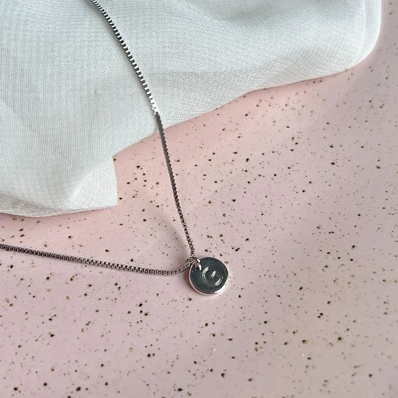 COLAR MINI MEDALHA DE LETRA - G COLAR MINI MEDALHA DE LETRA - G