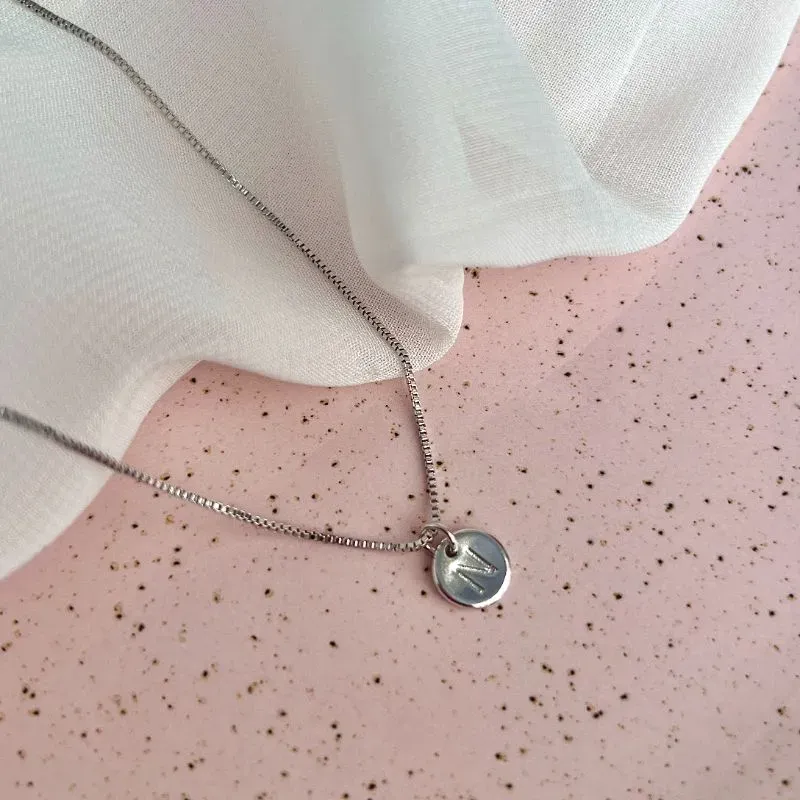 COLAR MINI MEDALHA DE LETRA - N COLAR MINI MEDALHA DE LETRA - N