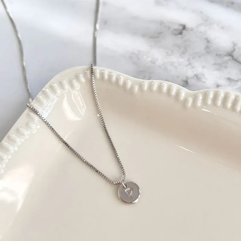 COLAR MINI MEDALHA DE LETRA - P COLAR MINI MEDALHA DE LETRA - P