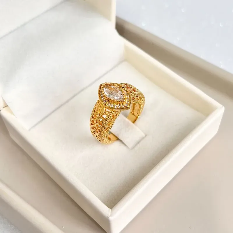 ANEL COM DETALHES E 1 PEDRA NAVETE ANEL COM DETALHES E 1 PEDRA NAVETE