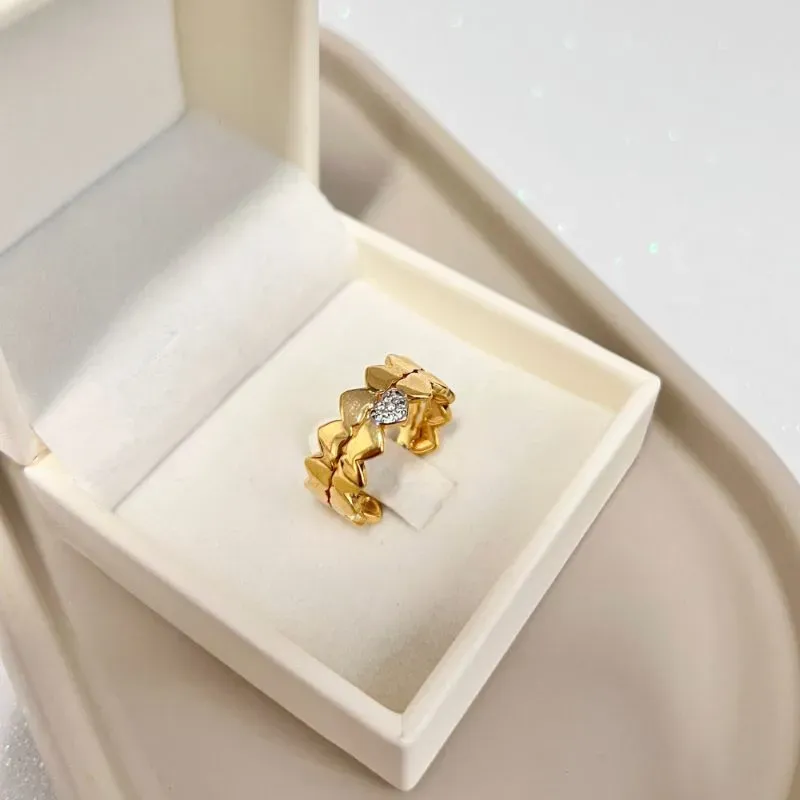 ANEL CORAÇÕES COM UM CRAVEJADO ANEL CORAÇÕES COM UM CRAVEJADO