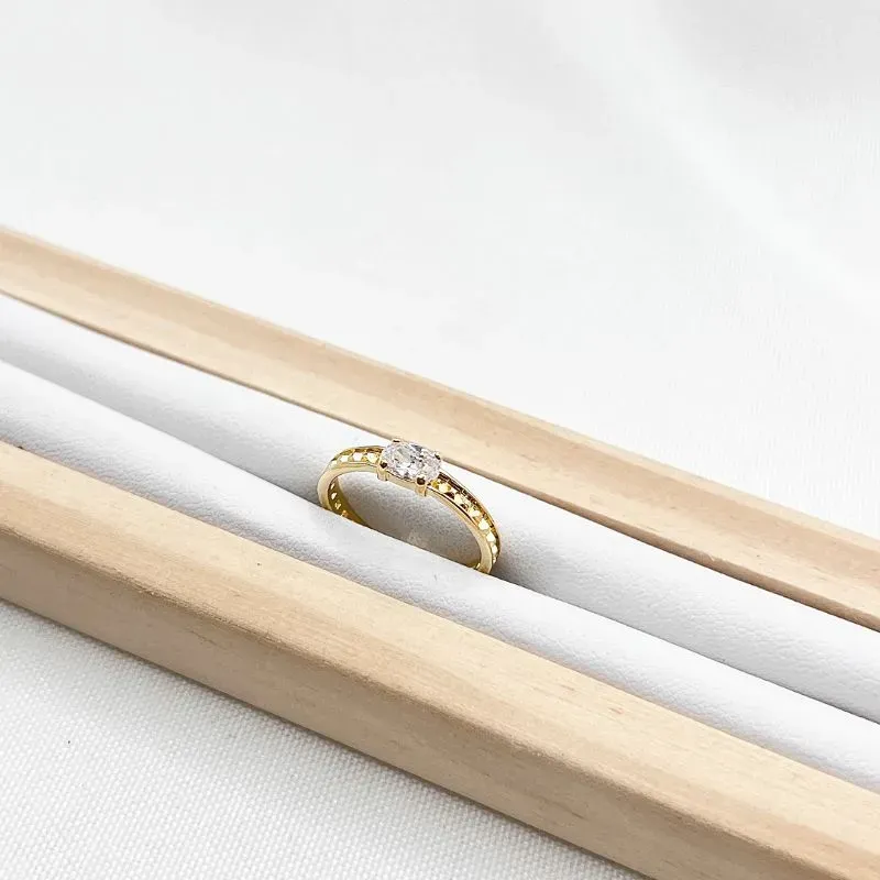 ANEL SOLITÁRIO COM ARO COM DETALHES ENTALHADOS ANEL SOLITÁRIO COM ARO COM DETALHES ENTALHADOS