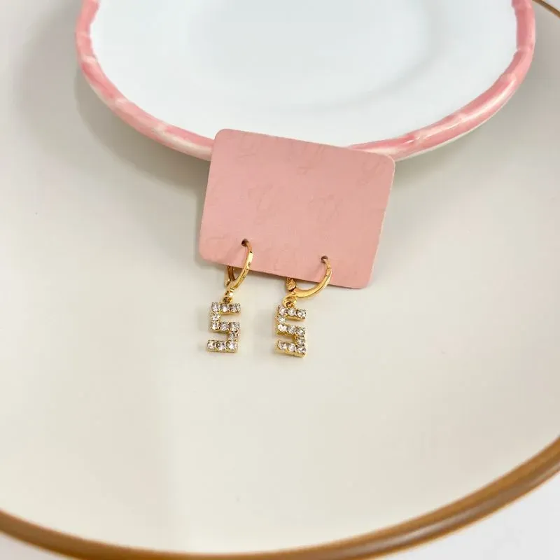 BRINCO ARGOLA DE CLICK LETRAS STRASS - S BRINCO ARGOLA DE CLICK LETRAS STRASS - S