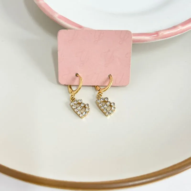 BRINCO ARGOLA DE CLICK LETRAS STRASS - B BRINCO ARGOLA DE CLICK LETRAS STRASS - B