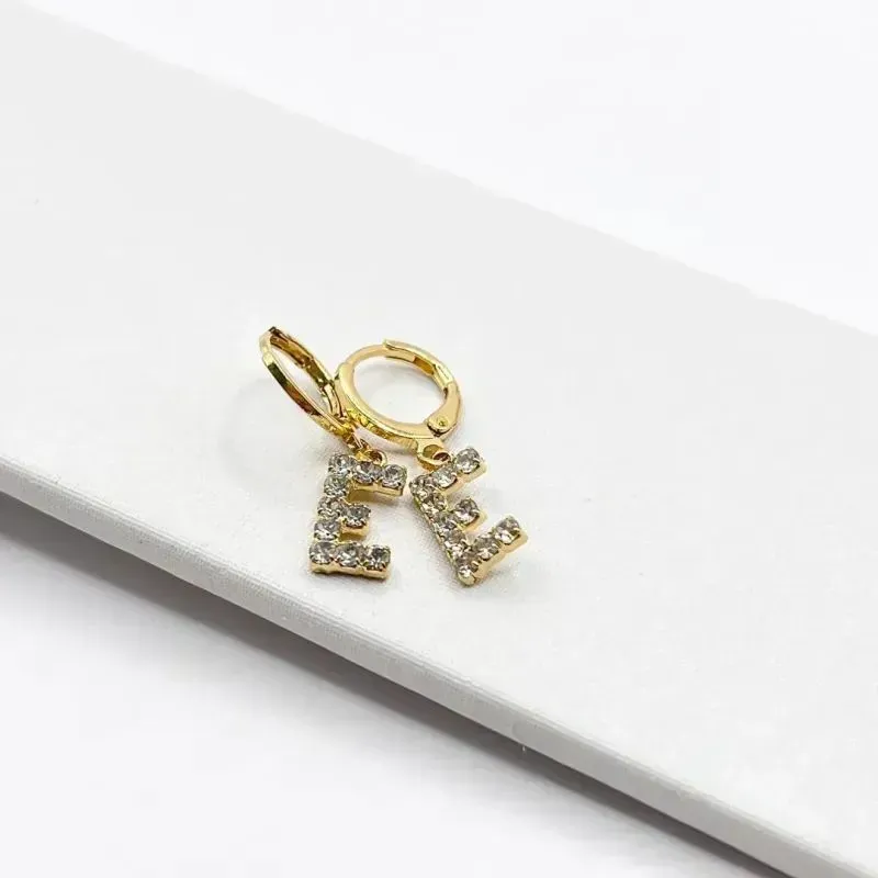 BRINCO ARGOLA DE CLICK LETRAS STRASS - E BRINCO ARGOLA DE CLICK LETRAS STRASS - E