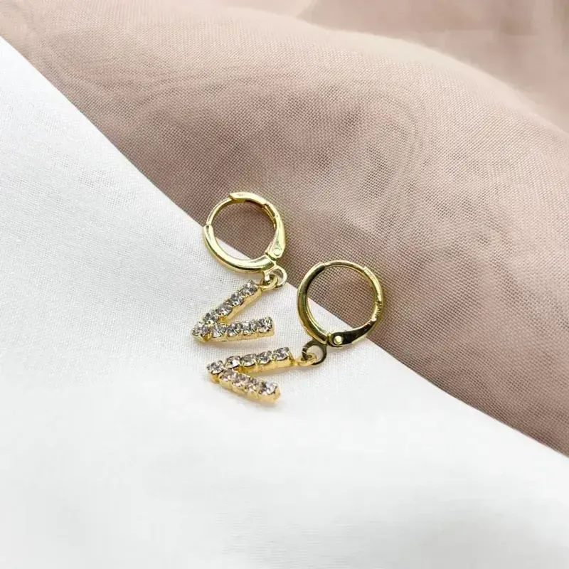 BRINCO ARGOLA DE CLICK LETRAS STRASS - V BRINCO ARGOLA DE CLICK LETRAS STRASS - V