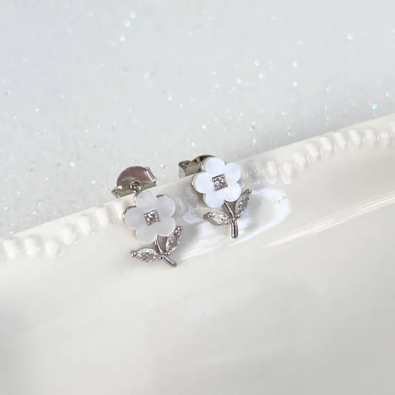 BRINCO FLOR COM MADRE PÉROLA BRINCO FLOR COM MADRE PÉROLA