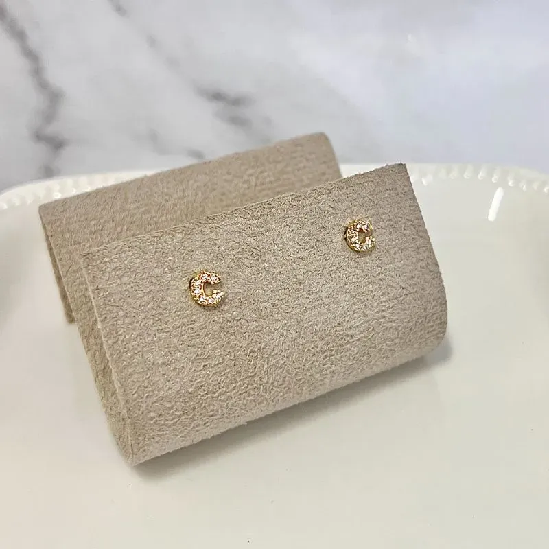 BRINCO SEGUNDA LETRA LETRA CRAVEJADA - C BRINCO SEGUNDA LETRA LETRA CRAVEJADA - C