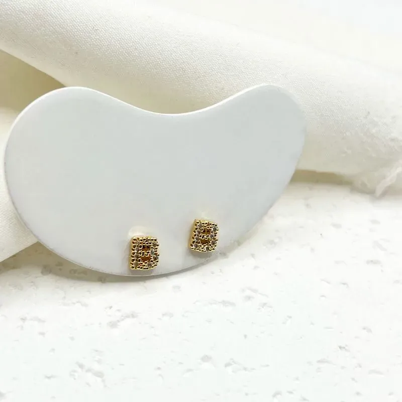 BRINCO SEGUNDO FURO LETRA CRAVEJADA - B BRINCO SEGUNDO FURO LETRA CRAVEJADA - B