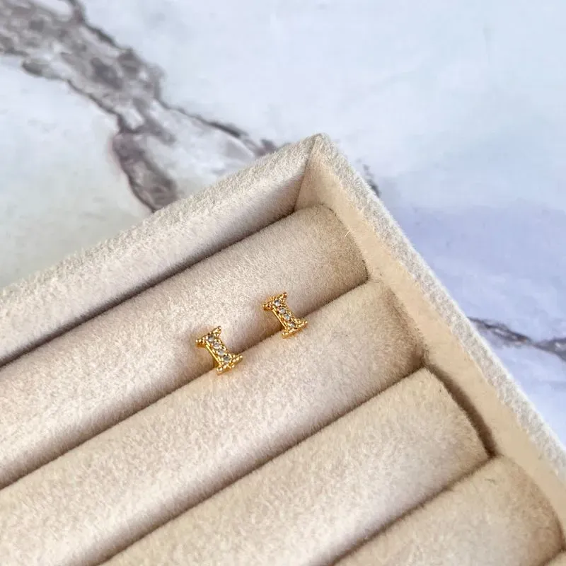 BRINCO SEGUNDO FURO LETRA CRAVEJADA - I BRINCO SEGUNDO FURO LETRA CRAVEJADA - I