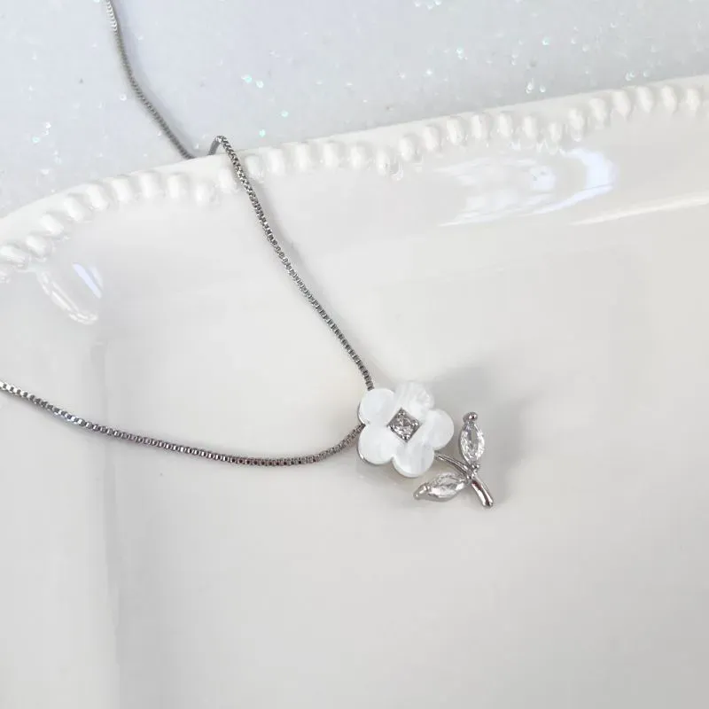 COLAR FLOR COM MADRE PÉROLA COLAR FLOR COM MADRE PÉROLA