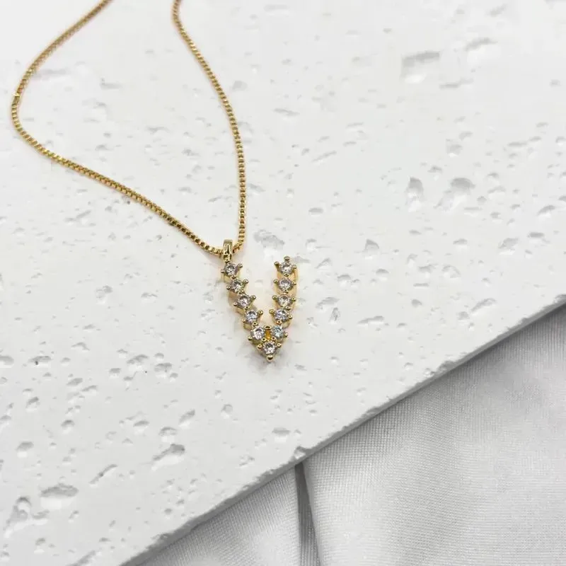 COLAR LETRA ZIRCONIAS ENCANTO - V COLAR LETRA ZIRCONIAS ENCANTO - V