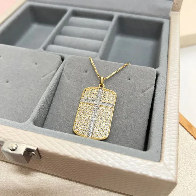 COLAR PINGENTE PLACA CRAVEJADA COM CRUZ COLAR PINGENTE PLACA CRAVEJADA COM CRUZ