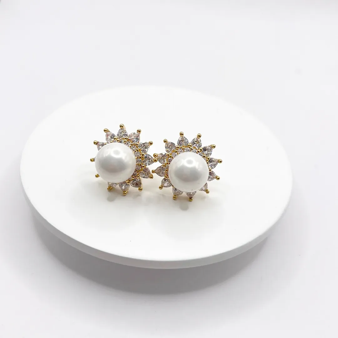 BRINCO PÉROLA SHELL COM ZIRCONIAS