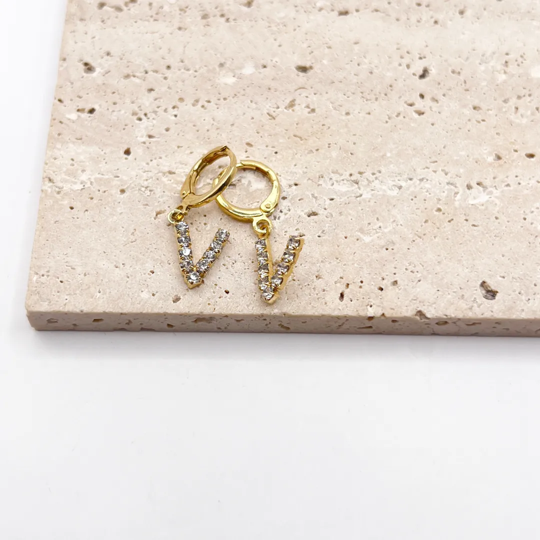 BRINCO ARGOLA DE CLICK LETRAS STRASS - V