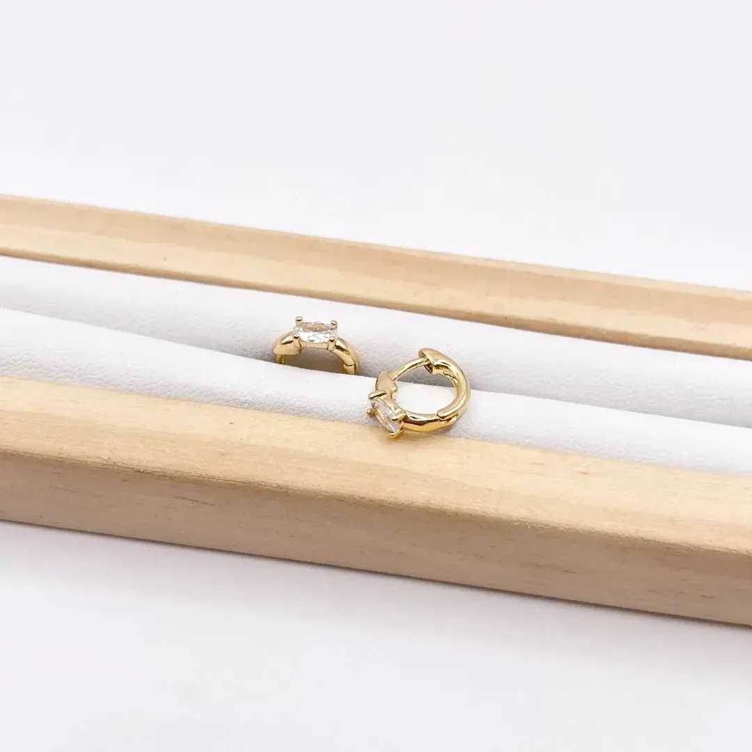 BRINCO ARGOLA ARTICULADA 1CM COM 1 PEDRA OVAL EM ZIRCONIA CRISTAL