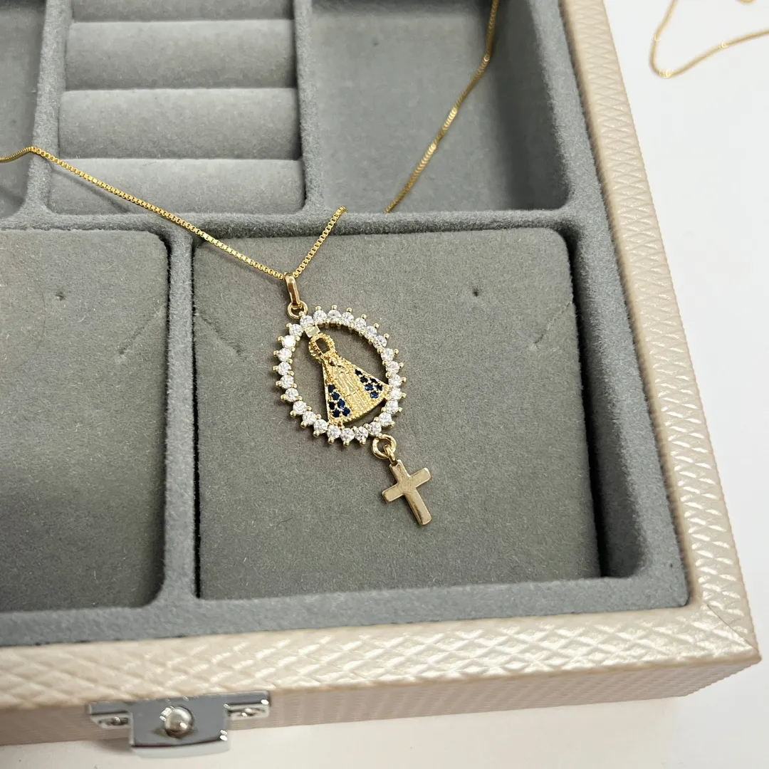 COLAR COM PINGENTE NOSSA SENHORA DE APARECIDA E CRUZ PENDURADA