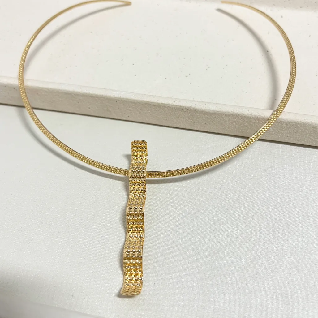 COLAR ARO COM PINGENTE MARTELADO