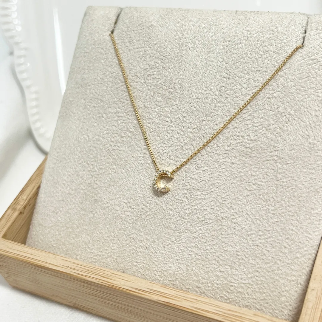COLAR MINI LETRA CRAVEJADA MICRO ZIRCONIAS - C