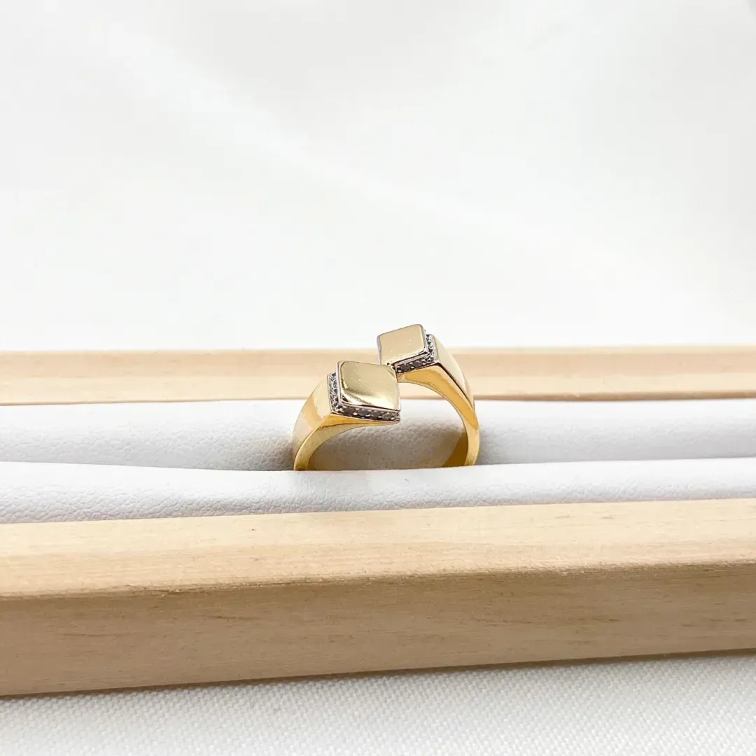 ANEL COM 2 QUADRADOS E DETALHES EM MICRO ZIRCONIA