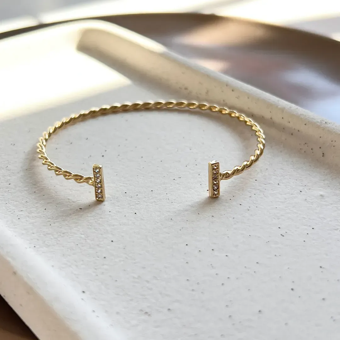BRACELETE TORCIDO COM MICRO ZIRCONIAS NAS PONTAS