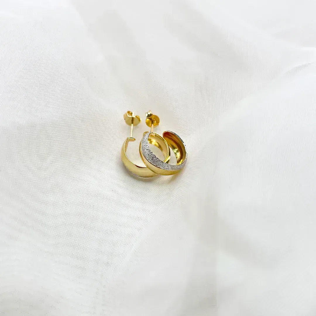 BRINCO ARGOLA 5,6MM 1,5CM COM DETALHE EM CANETA DE RÓDIO BRANCO