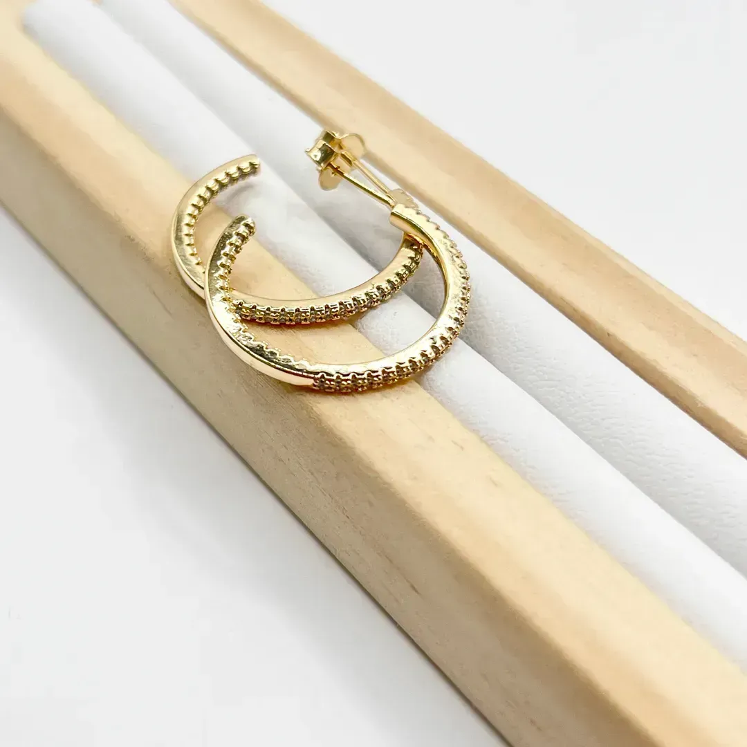BRINCO ARGOLA CRAVEJADA EM ZIRCONIAS 2,5CM